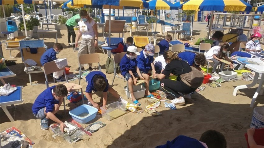 Piccoli studenti tornano a scuola in spiaggia grazie ad “Insabbiamenti”