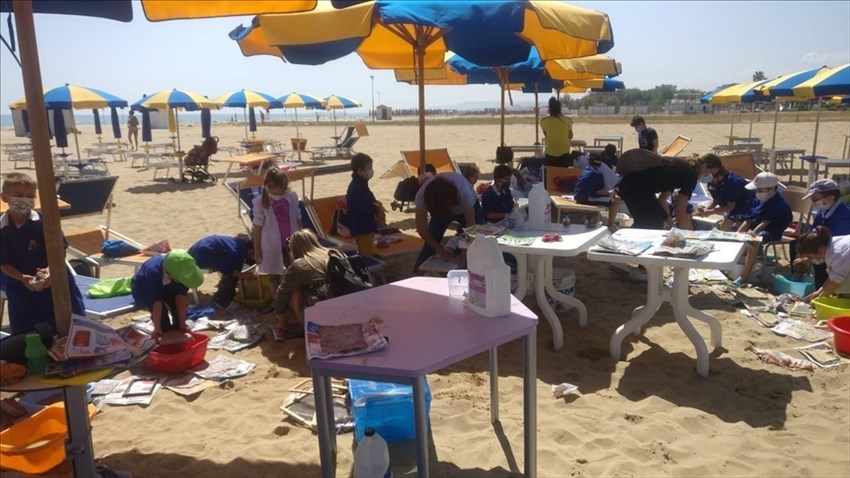 Piccoli studenti tornano a scuola in spiaggia grazie ad “Insabbiamenti”