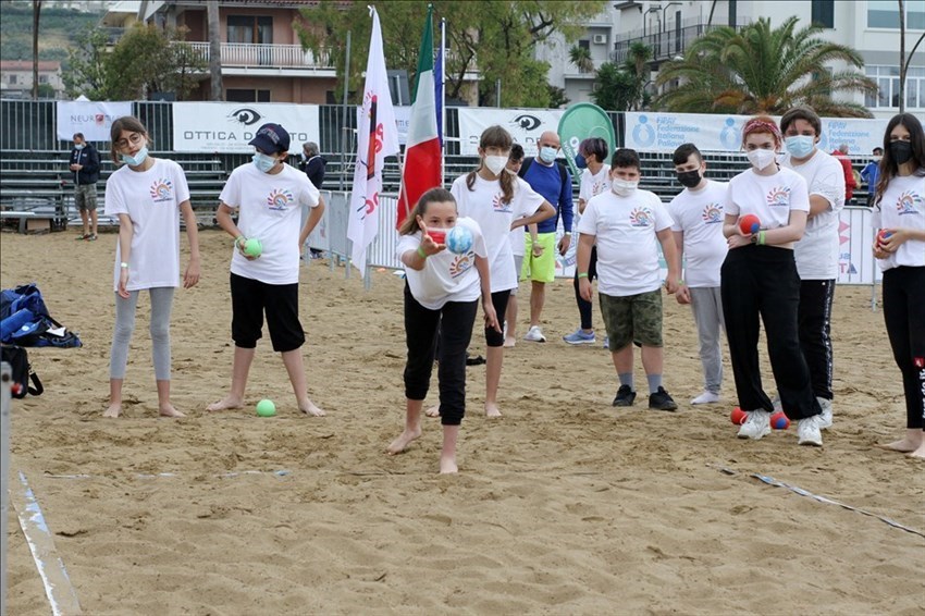 Giochi del mare, Andrea Lucchetta dà consigli ai giovani sulla spiaggia di Vasto