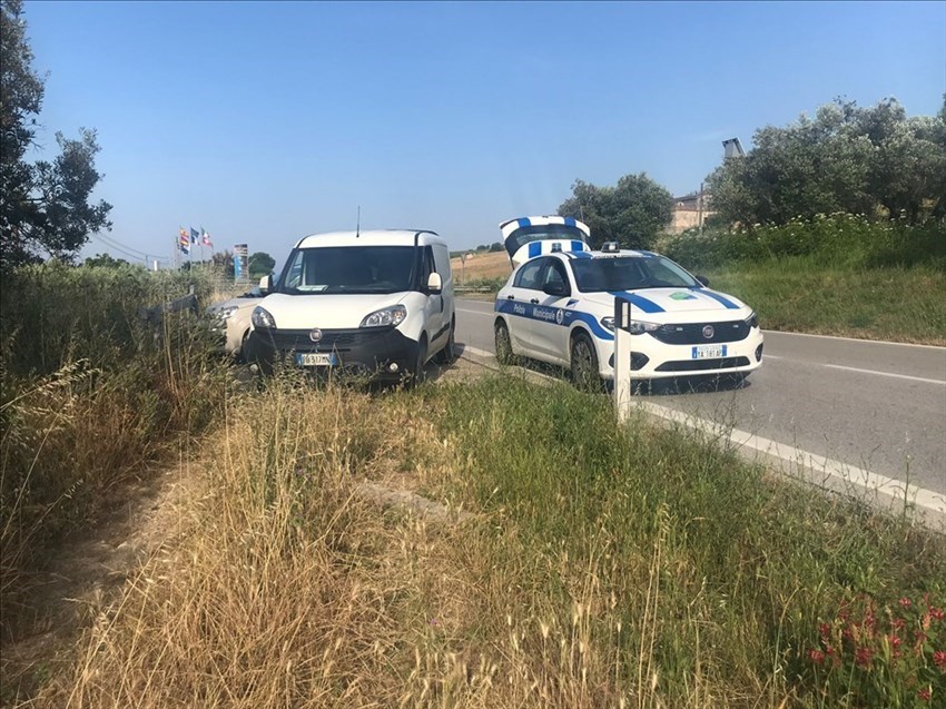 Scontro scooterone-furgone, centauro trasferito in elisoccorso a Pescara