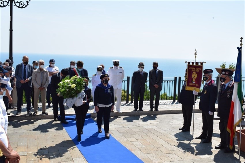 Omaggio floreale ai Caduti del Mare nel giorno della Festa della Marina Militare