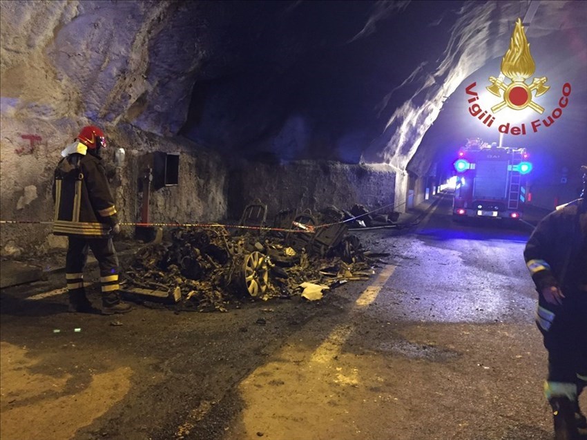 Auto in fiamme nella galleria, tratte in salvo due persone dai Vigili del Fuoco