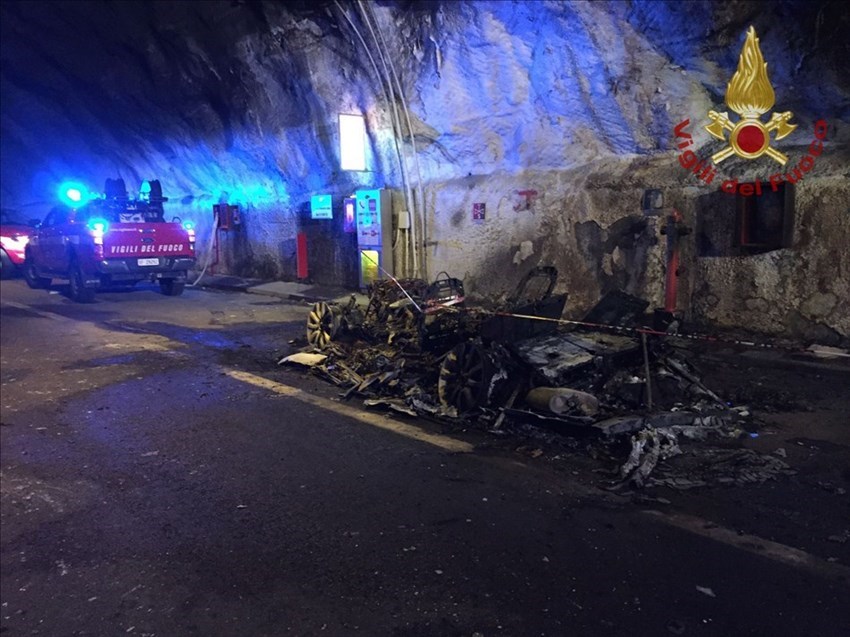 Auto in fiamme nella galleria, tratte in salvo due persone dai Vigili del Fuoco