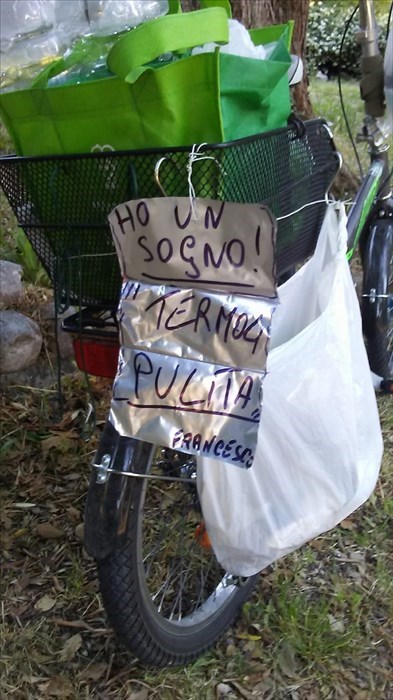 In sella alla "Graziella" per raccogliere i rifiuti gettati dagli incivili nella città