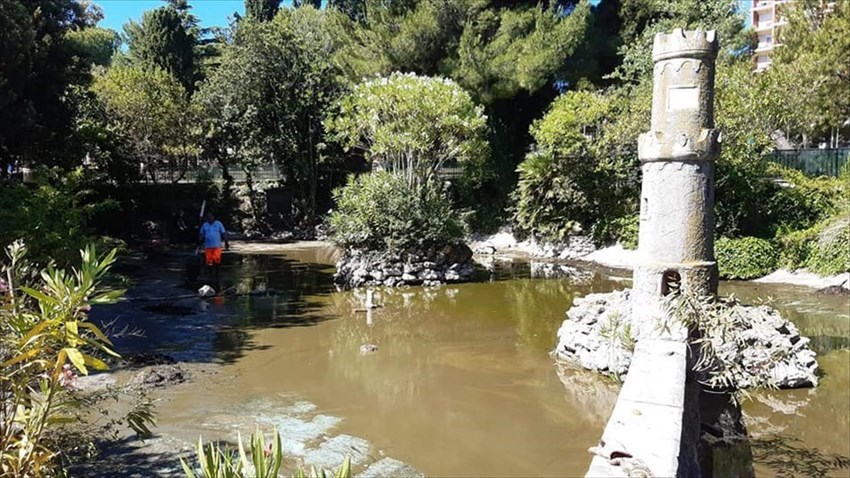 Alla Villa Comunale di Vasto sono in corso i lavori di pulizia del laghetto