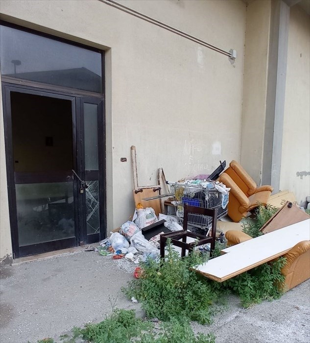"Palazzo della vergogna a Montesilvano: residenti ostaggio di rifiuti e criminalità"