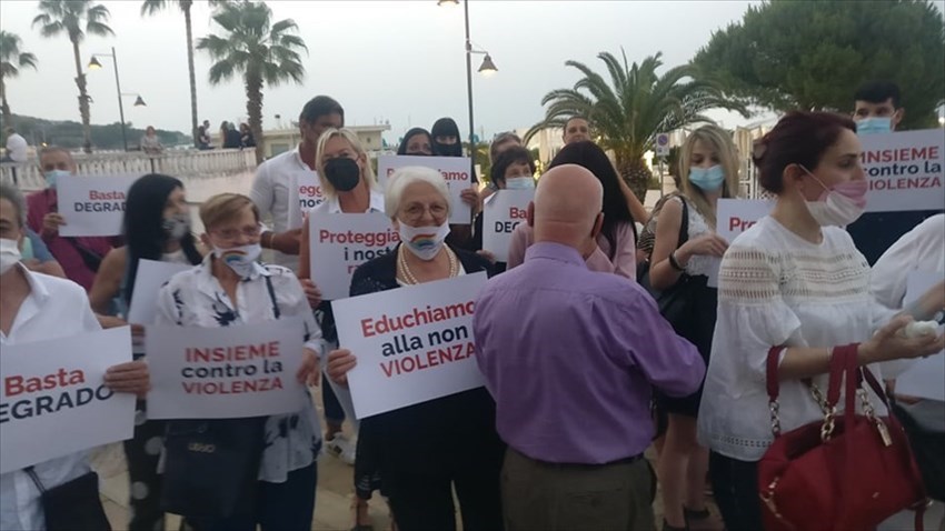 Il Flash mob: "Basta violenza a Vasto Marina, difendiamo i nostri ragazzi"