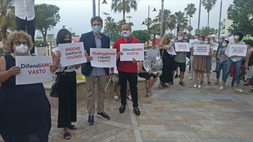 Il Flash mob: "Basta violenza a Vasto Marina, difendiamo i nostri ragazzi"