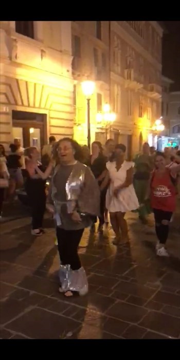 A Vasto un Flash mob in onore di Raffaella Carrà: "Un omaggio ad un mito italiano"