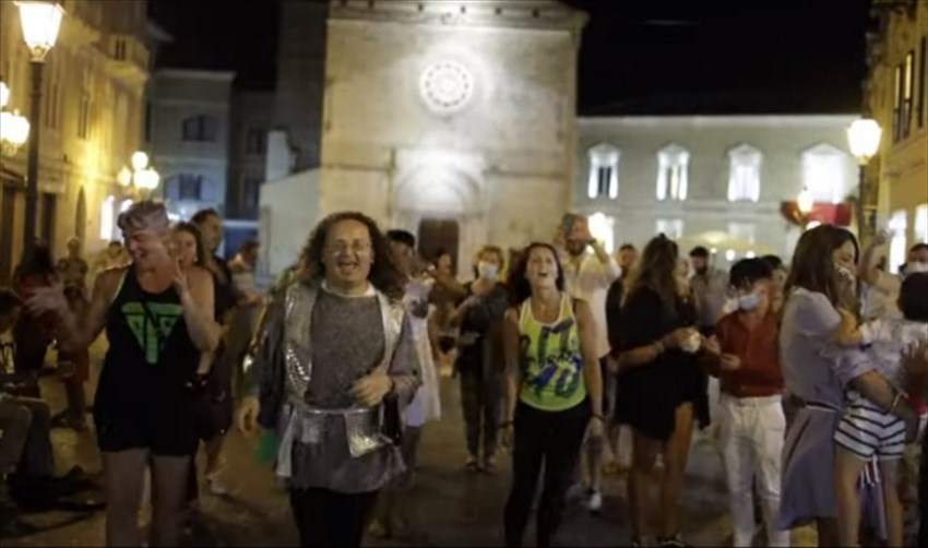 A Vasto un Flash mob in onore di Raffaella Carrà: "Un omaggio ad un mito italiano"