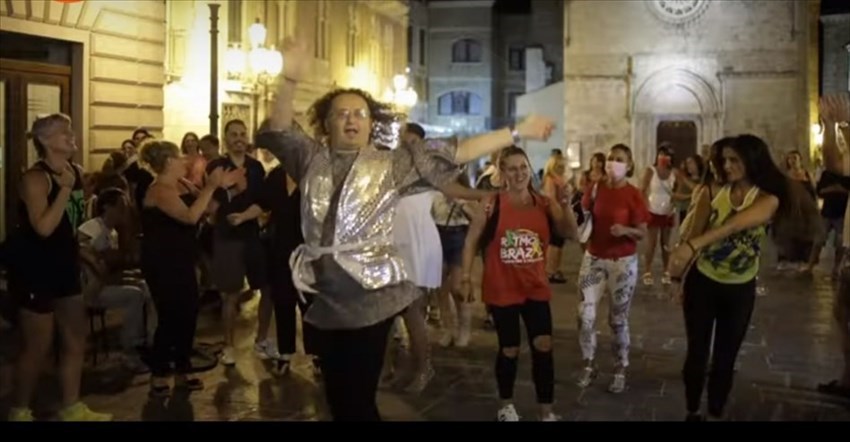 A Vasto un Flash mob in onore di Raffaella Carrà: "Un omaggio ad un mito italiano"