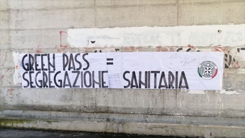 Green Pass, striscioni di CasaPound in tutta Italia: “#scelta folle, è segregazione sanitaria”