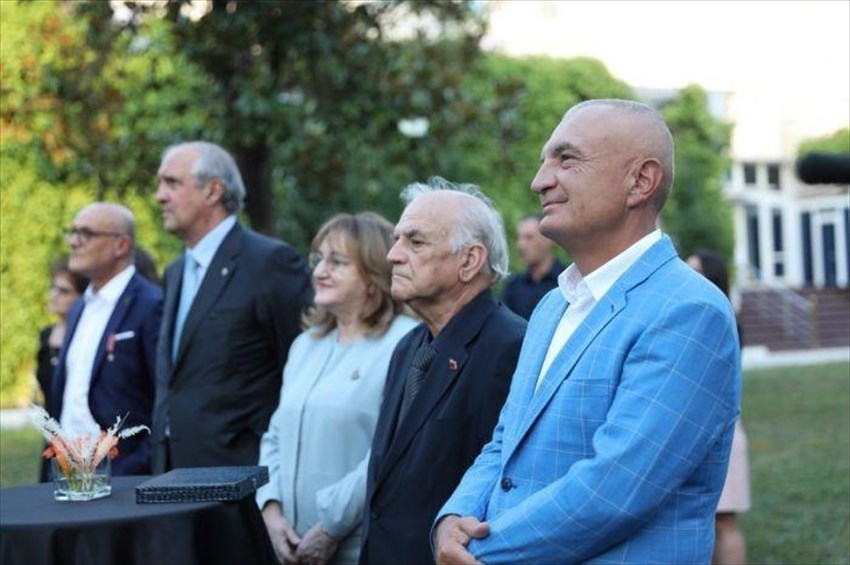 Italia e Albania unite nel volontariato: Massaro consegna al presidente Meta la Croce al Merito
