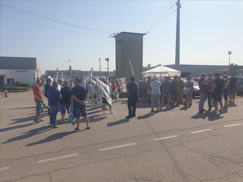 Sanmarco Industrial, sit-in contro il licenziamento di 50 dipendenti