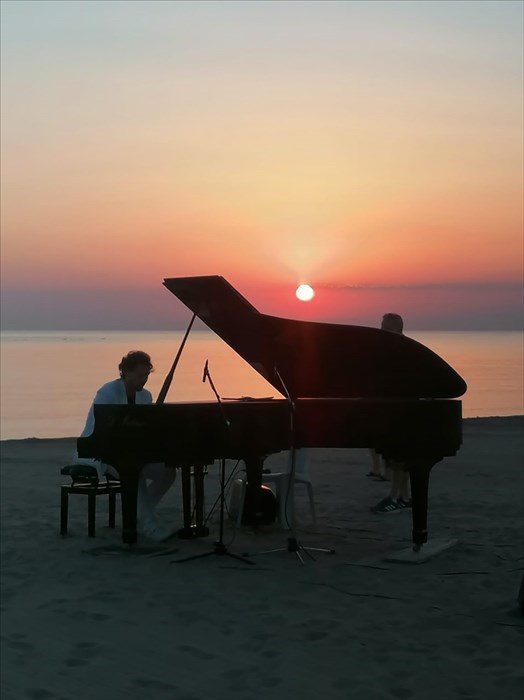 Alba magica sulla spiaggia di Casalbordino con le note del maestro Simone Sala
