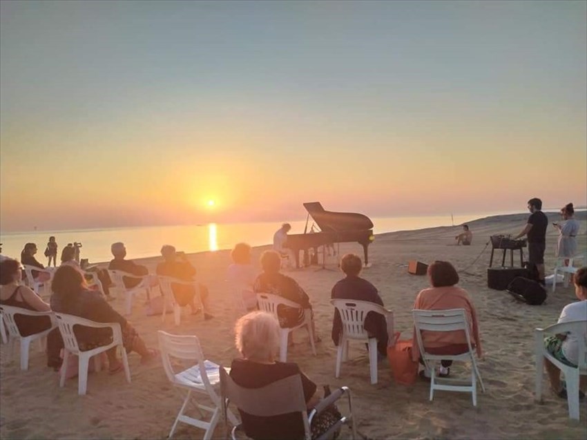 Alba magica sulla spiaggia di Casalbordino con le note del maestro Simone Sala