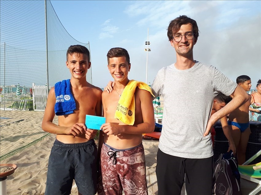 Rotaract, passaggio di consegne e torneo di beach tennis in spiaggia per i service