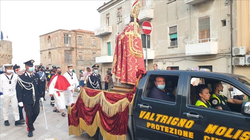 Il solenne pontificale in piazza Duomo