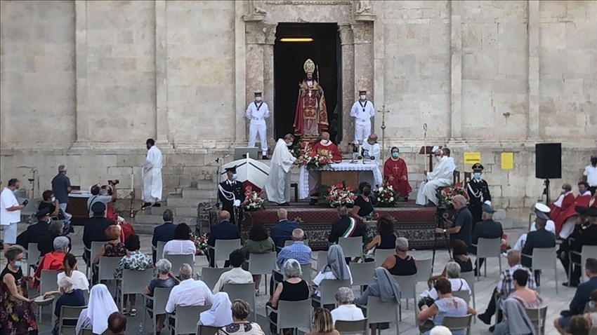Il solenne pontificale in piazza Duomo