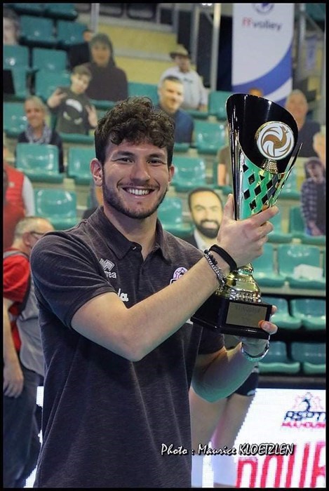 Campione di Francia nel volley femminile, scopriamo il giovane fisioterapista Luigi Carriero