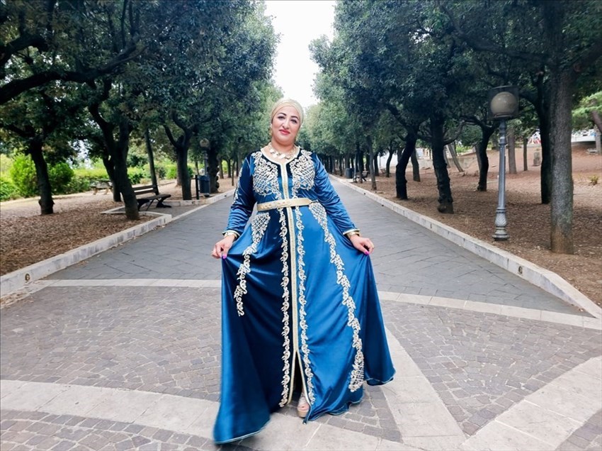 Shooting in abito tradizionale di Marocco e Repubblica Dominicana a parco di città