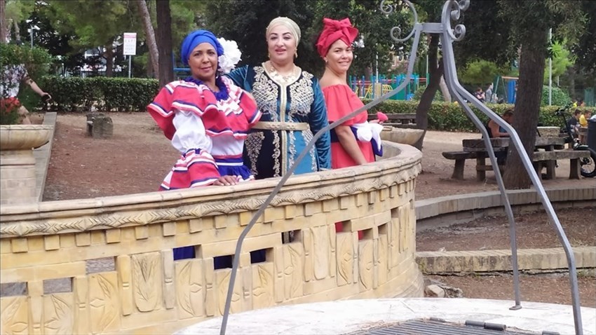 Shooting in abito tradizionale di Marocco e Repubblica Dominicana a parco di città