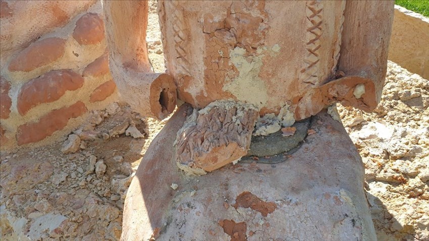 La Rotonda Timoteana dopo lo sfregio delle statue: pezzi di terracotta in strada e sul prato
