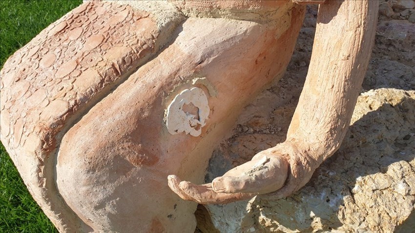 La Rotonda Timoteana dopo lo sfregio delle statue: pezzi di terracotta in strada e sul prato