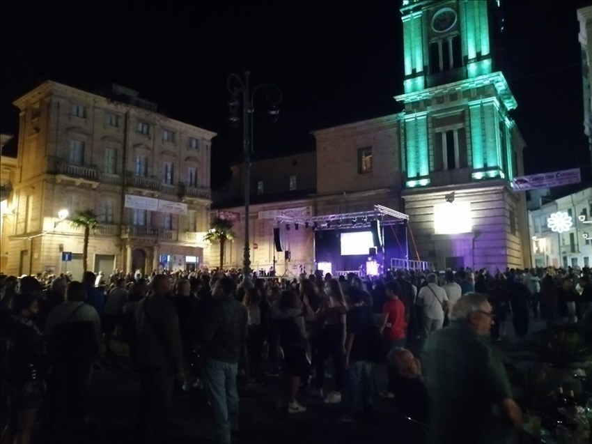Lo spettacolo di Roby Santini apre la Festa di San Rocco ed entusiasma Piazza Umberto I