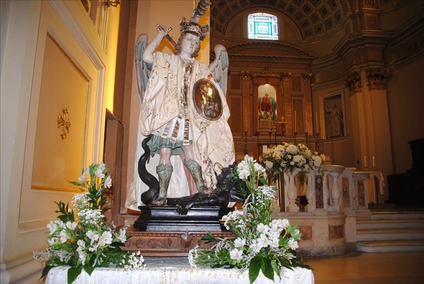 Traslata la statua di San Michele a Santa Maria