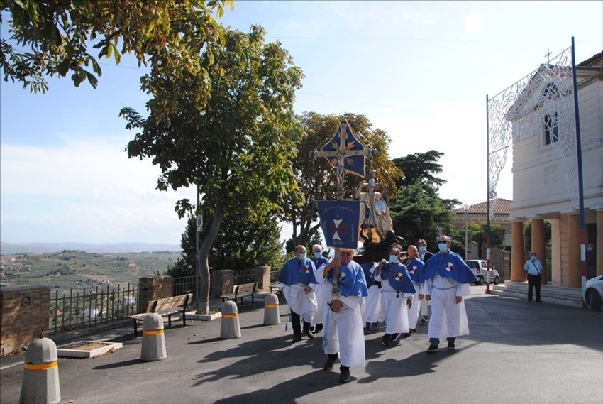 Traslata la statua di San Michele a Santa Maria