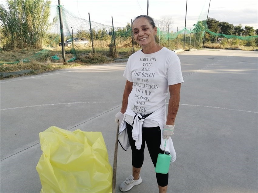 Guanti e sacchi alla mano: la signora Lorella pulisce il campetto di Sant'Antonio