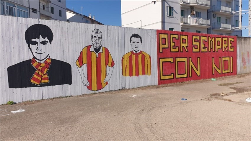 ‘Per sempre con noi’: allo stadio ‘Cannarsa’ il murales dedicato a Guida, Pezzella e Bevere