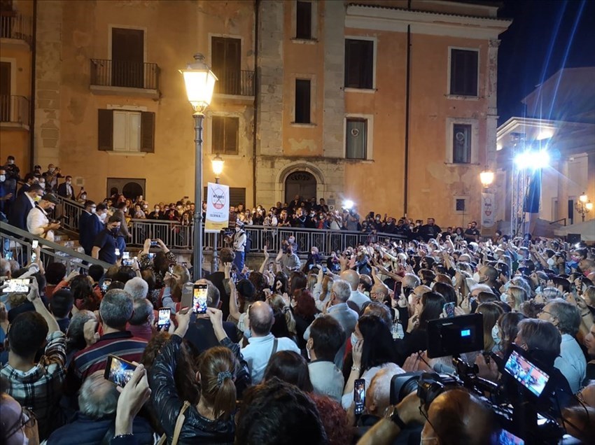 Che bagno di folla per Conte a Isernia, l'ex premier: «Insieme al centrosinistra per vincere»