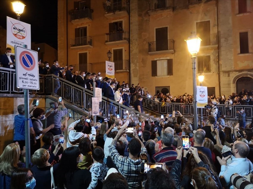 Che bagno di folla per Conte a Isernia, l'ex premier: «Insieme al centrosinistra per vincere»