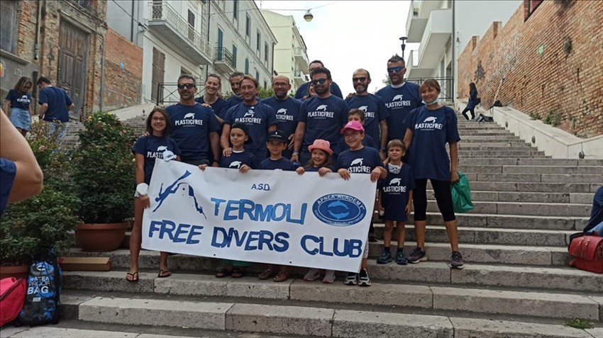 #Plasticfree a Termoli: dalla scalinata del Folklore la missione ecologista