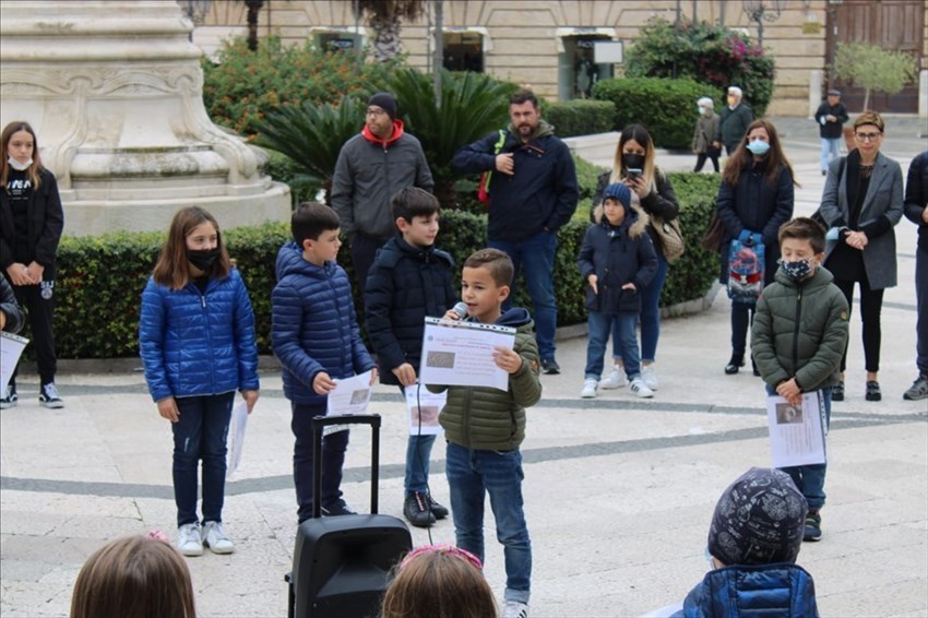 40 bambini della Primaria Spataro protagonisti con un flash mob alla Giornata del Pianeta Terra