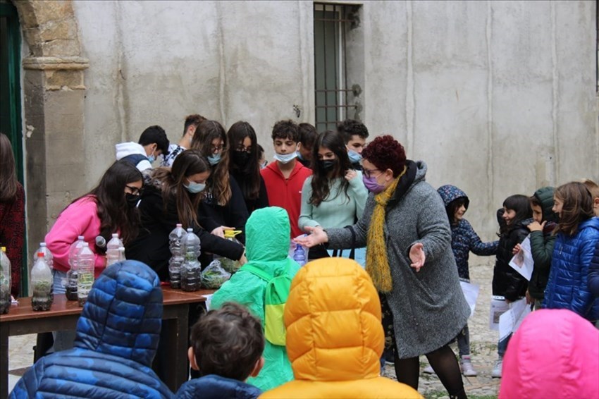 40 bambini della Primaria Spataro protagonisti con un flash mob alla Giornata del Pianeta Terra