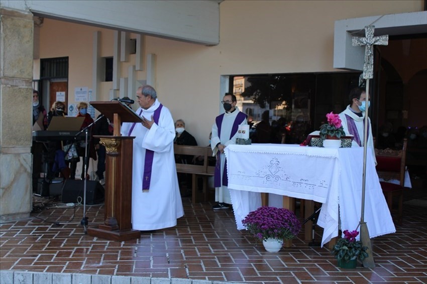La celebrazione del vescovo De Luca al cimitero per commemorare i defunti