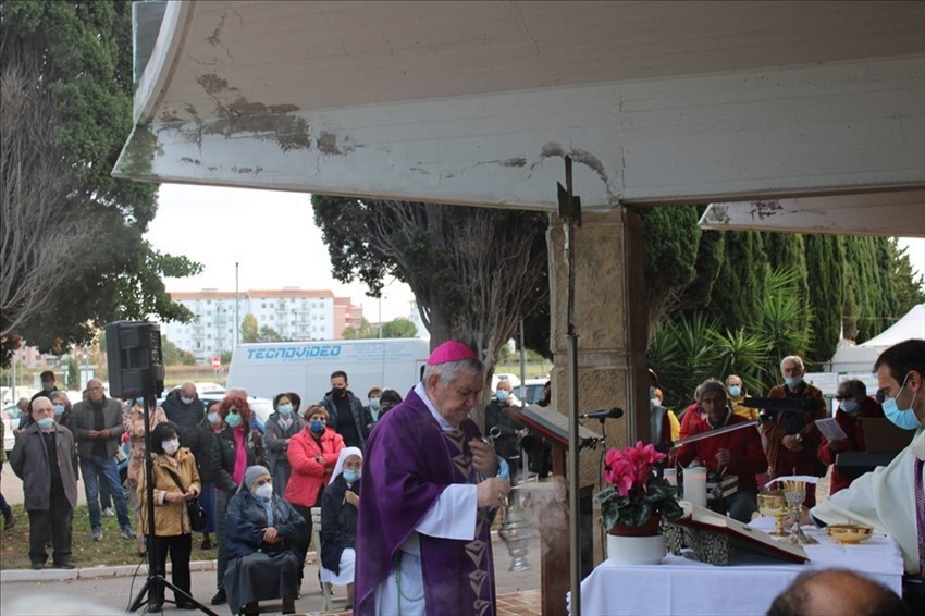 La celebrazione del vescovo De Luca al cimitero per commemorare i defunti