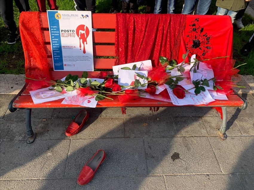 Una rosa rossa sulla panchina di piazza Monumento e che grinta i ragazzi!