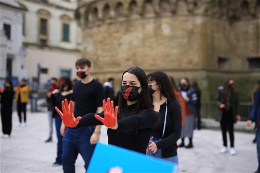 Studenti vastesi e Consulta giovanile in piazza: il flash mob contro la violenza di genere