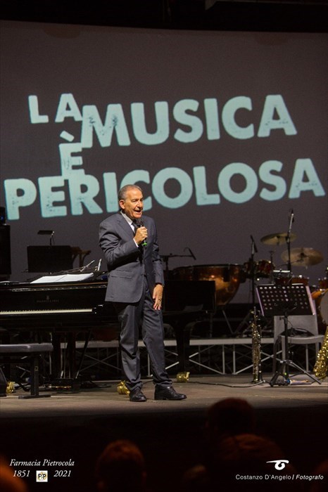 Vasto omaggia Nicola Piovani: standing ovation per il premio Oscar al Palabcc