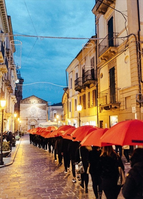 A Vasto sfilata di ombrelli rossi nel centro storico per dire no alla violenza