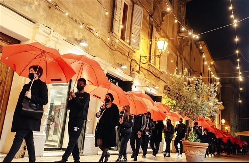 A Vasto sfilata di ombrelli rossi nel centro storico per dire no alla violenza