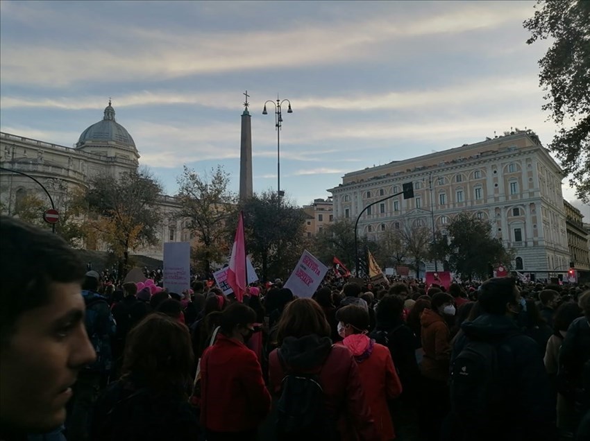 Dal flash mob di Termoli al corteo di Roma: «Il grido muto anti-violenza»