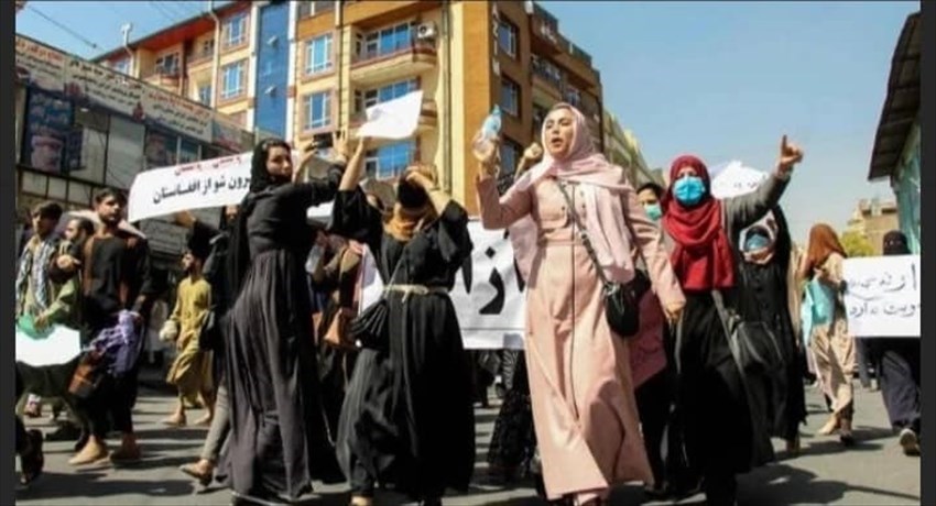 Fantasmi velati senza voce né diritti, solidarietà alle donne afghane