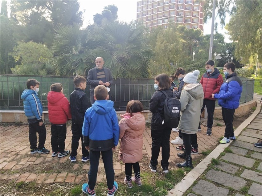 Alla scoperta degli alberi: tanti bambini in Villa con don Ciccio Pomponio