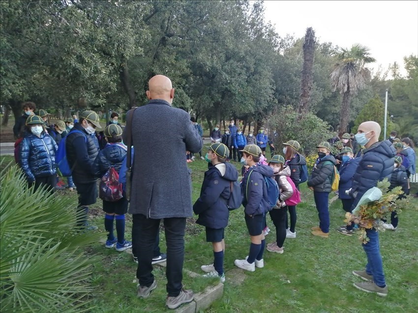 Alla scoperta degli alberi: tanti bambini in Villa con don Ciccio Pomponio