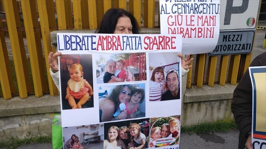 Si incatena davanti al Tribunale di Vasto: "Voglio rivedere mia nipote, portata via a 9 mesi"